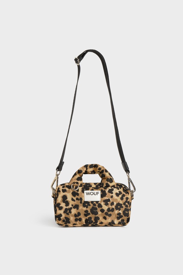 WO 스튜디오 펠라인 미니백 19x11x6은 레오파드 패턴과 패딩 핸들이 돋보이는 여성용 미니백입니다. 방수 기능과 넉넉한 수납력을 갖춰 데이트룩, 쇼핑룩, 카페룩 등 다양한 TPO에 활용하기 좋습니다. 가볍고 내구성이 뛰어난 폴리에스테르와 가죽 소재로 제작되었으며, 탈부착 가능한 어깨끈과 내부 포켓으로 실용성을 더했습니다. 재활용 소재를 사용하여 지속 가능한 디자인을 추구하며, 사각형 디자인과 지퍼형 잠금 방식으로 미니멀, 캐주얼, 클래식 스타일을 모두 소화합니다.
