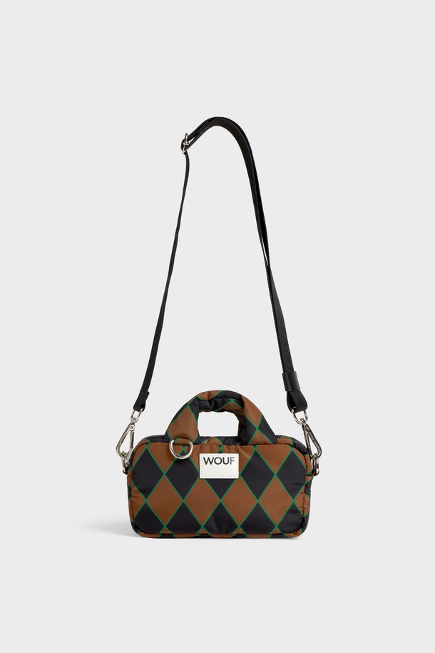 WO 스튜디오 제스터 미니백 19x11x6은 여성용 미니백입니다. 블랙, 브라운, 그린 세 가지 색상으로 출시되었으며, 폴리에스테르와 가죽 소재를 사용하여 제작되었습니다. 사각 형태에 체크 패턴과 패딩 핸들 디자인으로 클래식, 미니멀, 캐주얼 스타일 연출에 용이합니다. 방수 기능과 넉넉한 수납공간을 제공하며, 탈부착 가능한 숄더 스트랩, 내부 포켓, 친환경 소재, YKK 지퍼, 지퍼형 잠금 방식으로 실용성을 더했습니다. 데이트룩, 쇼핑룩, 카페룩 등 다양한 TPO에 매치하여 활용할 수 있습니다.
