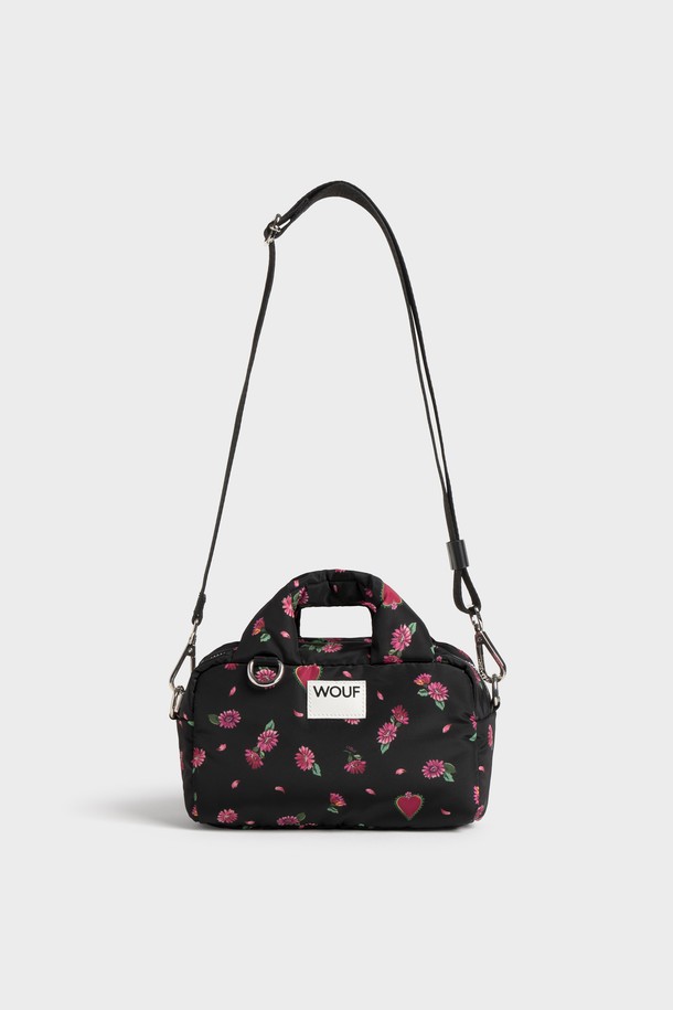 WO 스튜디오 블룸 볼링백 20x14x11은 여성스러운 스타일을 강조하는 미니 사이즈 볼링백입니다. 플라워 프린트와 패딩 디테일이 특징이며, 블랙과 핑크 두 가지 컬러로 만나볼 수 있습니다. 가죽과 폴리에스테르 소재를 사용하여 고급스러움과 내구성을 동시에 갖췄으며, 지퍼형 잠금 방식으로 소지품을 안전하게 보관할 수 있습니다. 숄더 스트랩 조절이 가능하여 다양한 스타일 연출이 용이하며, 내부 수납공간과 탈부착 기능으로 실용성을 더했습니다. 데이트룩, 쇼핑룩, 카페룩 등 다양한 TPO에 클래식, 미니멀, 걸리시한 스타일을 더해 당신의 개성을 돋보이게 해 보세요.
