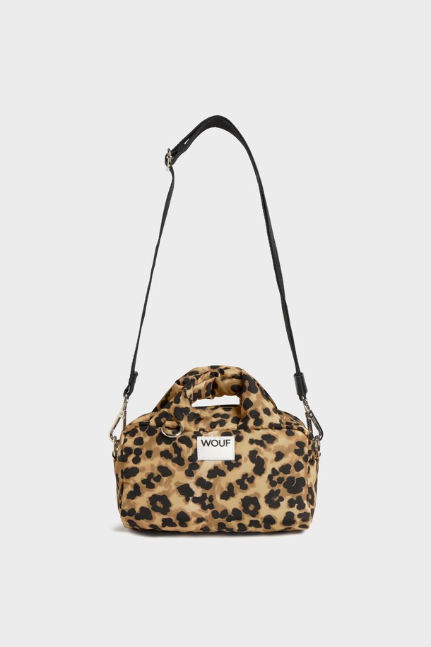 WO 스튜디오 펠라인 볼링백 20x14x11은 세련된 스타일을 연출하는 여성용 볼링백입니다. 레오파드 패턴과 애미멀 무늬가 돋보이며, 폴리에스테르와 가죽 소재를 사용하여 내구성과 고급스러움을 더했습니다. 가방은 미디엄 사이즈의 원통형 디자인으로, 지퍼형 잠금 방식으로 내용물을 안전하게 보호합니다. 방수 기능을 갖추어 실용성을 높였으며, 탈부착 가능한 스트랩과 패딩 핸들, 내부 수납공간을 통해 편안한 사용감을 제공합니다. WO 스튜디오 컬렉션의 이 친환경적인 볼링백은 일상에서 캐주얼하면서도 레트로한 스타일을 완성해 줍니다.
