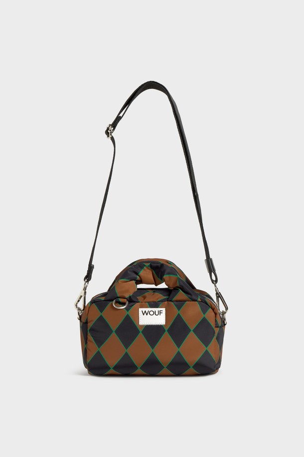 WO 스튜디오 제스터 볼링백 20x14x11은 여성 고객을 위한 미디엄 사이즈 볼링백입니다. 브라운과 그린 두 가지 색상으로 출시되었으며, 폴리에스테르와 가죽 소재의 체크 패턴으로 클래식, 미니멀, 캐주얼 스타일을 연출할 수 있습니다. 방수 기능을 갖춘 원통형 가방으로, 숄더 스트랩 조절, 패딩 핸들, 내부 포켓, 탈부착 가능 기능이 있어 실용적입니다. 쇼핑이나 여행 시 데일리백으로 활용하기 좋으며, 친환경 소재를 사용하여 제작되었습니다. 지퍼형 잠금 방식으로 소지품을 안전하게 보관할 수 있습니다.
