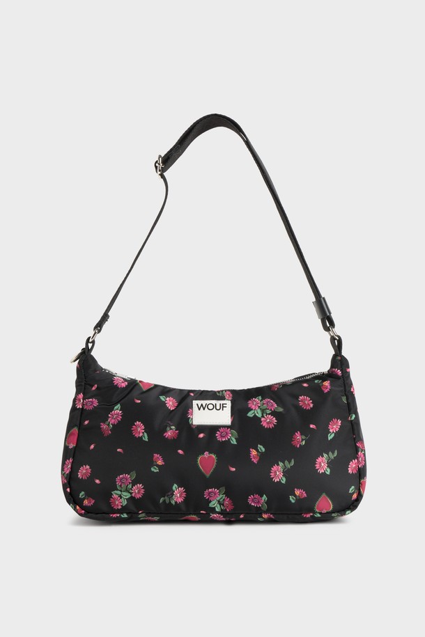 WO 스튜디오 블룸 숄더백 34x18x10은 여성용 숄더백입니다. 폴리에스테르와 가죽 소재에 블랙 컬러로 제작되었으며, 미디엄 사이즈의 사각 숄더백입니다. 플라워 프린트가 돋보이며, 조절 가능한 스트랩과 내부 포켓, 크로스백 겸용으로 실용성을 높였습니다. 지퍼형 잠금 방식으로 내용물을 안전하게 보관하며, 방수 기능까지 갖춰 데이트룩, 쇼핑룩, 카페룩 등 다양한 TPO에 클래식, 미니멀, 걸리시 스타일로 연출하기 좋습니다.

