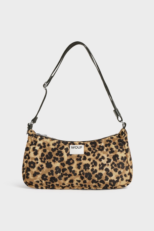 우 스튜디오 펠라인 숄더백 34x18x10은 여성스러운 스타일을 완성해 줄 숄더백입니다. 레오파드 패턴과 애니멀 무늬가 돋보이는 미디엄 사이즈 가방으로, 폴리에스테르와 가죽 소재로 제작되어 고급스러움을 더했습니다. 방수 기능과 조절 가능한 스트랩, 내부 포켓으로 실용성을 높였으며, 크로스백으로도 활용 가능합니다. YKK 지퍼를 사용하여 내구성을 강화했고, 데이트룩, 쇼핑룩, 카페룩 등 다양한 TPO에 클래식, 캐주얼, 미니멀 스타일로 매치하기 좋습니다.
