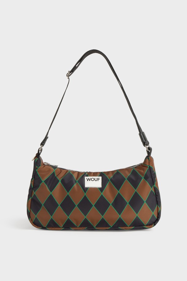WO 스튜디오 제스터 숄더백 34x18x10은 여성용 숄더백입니다. 브라운, 그린, 네이비 세 가지 색상으로 출시되었으며, 폴리에스테르와 가죽 소재를 사용하여 제작되었습니다. 가방 모양은 반원 형태이며, 아가일 패턴이 특징입니다. 숄더 스트랩 조절이 가능하며, 내부 포켓과 지퍼형 잠금 방식이 적용되어 실용성을 더했습니다. 데이트룩, 카페룩, 모임룩 등 다양한 TPO에 활용할 수 있으며, 클래식, 미니멀, 캐주얼 스타일 연출에 적합합니다.
