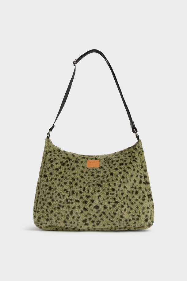 WO 테디 올리비아 호보백 40x28x12는 부드러운 외부 텍스처와 테디 패턴이 돋보이는 여성용 호보백입니다. 재생 폴리에스테르를 포함한 폴리에스테르 소재로 제작되었으며, 40x28x12cm의 미디엄 사이즈로 데이트룩, 쇼핑룩, 카페룩 등 다양한 TPO에 잘 어울립니다. 자카드 위빙 기법으로 제작되어 고급스러움을 더하며, 조절 가능한 숄더 스트랩, 메인 수납공간, 내부 포켓을 갖춰 실용적인 수납이 가능합니다. 크로스백 또는 숄더백으로 활용 가능하며, 지퍼형 잠금 방식으로 소지품을 안전하게 보관할 수 있습니다. 캐주얼, 미니멀, 클래식 스타일을 즐겨 입는 여성에게 제격인 지속 가능한 소재의 호보백입니다.
