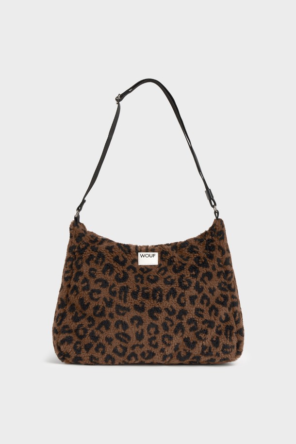 WO 테디 시모나 호보백 40x28x12는 부드러운 외부 텍스처와 자카드 직조 기법으로 제작된 여성 호보백입니다. 브라운 컬러의 레오파드 무늬가 돋보이며, 미디엄 사이즈로 데이트룩, 쇼핑룩, 여행룩 등 다양한 TPO에 활용하기 좋습니다. 숄더백 또는 크로스백으로 연출 가능하며, 내부 수납공간과 조절 가능한 스트랩, YKK 지퍼를 갖춰 실용성을 더했습니다. 반원 형태의 디자인에 지퍼형 잠금 방식으로 소지품을 안전하게 보관할 수 있으며, 캐주얼, 클래식, 미니멀 스타일을 즐겨 입는 분들께 추천합니다. 사이즈는 40x28x12cm입니다.

