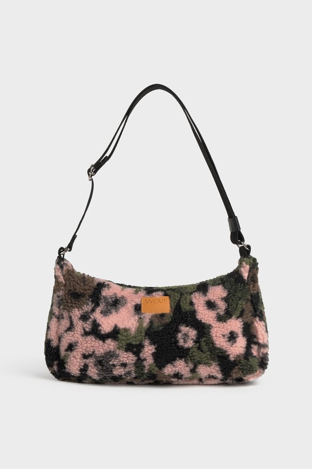WO 테디 마고 숄더백 34x18x10은 여성용 숄더백으로, 핑크와 블랙 두 가지 색상으로 출시되었습니다. 미디엄 사이즈의 반원 모양 가방으로, 폴리에스테르 소재에 프린트 무늬가 돋보입니다. YKK 지퍼, 조절 가능한 숄더 스트랩, 내부 포켓, 부드러운 안감, 자카드 직조 기법 등 섬세한 디테일까지 놓치지 않았습니다. 데이트룩, 쇼핑룩, 카페룩 등 다양한 TPO에 캐주얼, 미니멀, 걸리시 스타일을 더해 매력적인 코디를 완성해보세요.
