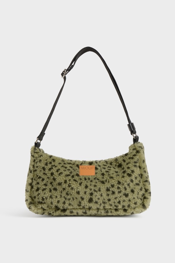 WO 테디 올리비아 숄더백 34x18x10은 여성용 숄더백입니다. 올리브 그린 컬러의 미디엄 사이즈 가방으로, 재활용 폴리에스터를 포함한 폴리에스터 소재를 사용하여 제작되었습니다. 자카드 패턴과 사각 형태가 특징이며, 내부 포켓과 지퍼형 잠금 방식으로 실용성을 더했습니다. 숄더백과 크로스백으로 활용 가능하며, 조절 가능한 스트랩으로 편안하게 착용할 수 있습니다. 클래식, 미니멀, 캐주얼 스타일에 잘 어울려 쇼핑, 카페, 여행 등 다양한 TPO에 활용하기 좋습니다.
