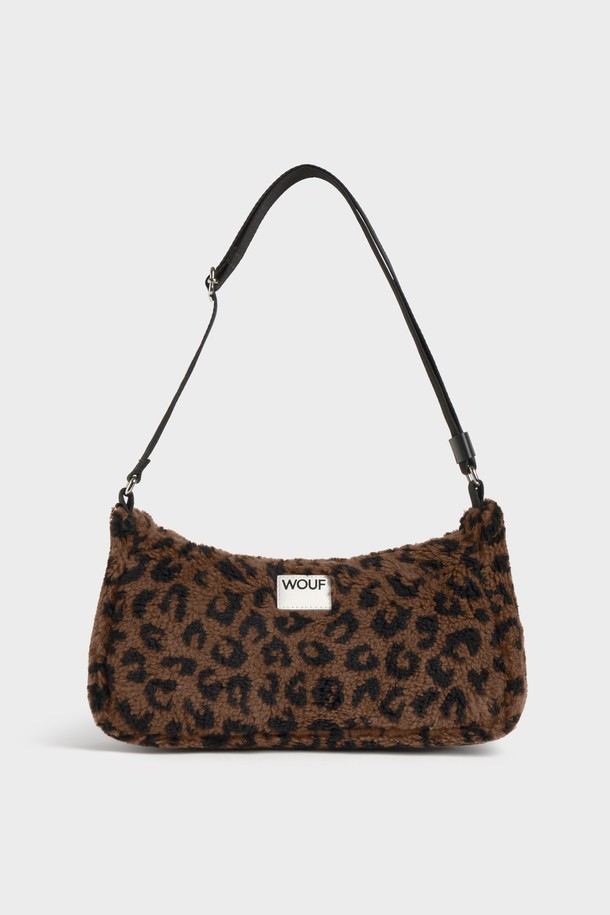 WO 테디 시모나 숄더백 34x18x10은 여성용 숄더백입니다. 부드러운 테디 텍스처의 브라운 컬러 폴리에스터 및 재생 폴리에스터 소재로 제작되었으며, 반원 모양에 레오파드 무늬가 돋보입니다. 내부 포켓과 지퍼형 잠금 방식으로 수납력을 높였으며, 길이 조절이 가능한 숄더 스트랩은 최대 100cm까지 늘릴 수 있어 크로스백으로도 활용 가능합니다. 데이트룩, 쇼핑룩, 카페룩 등 다양한 TPO에 클래식, 미니멀, 캐주얼 스타일을 연출하기 좋습니다.

