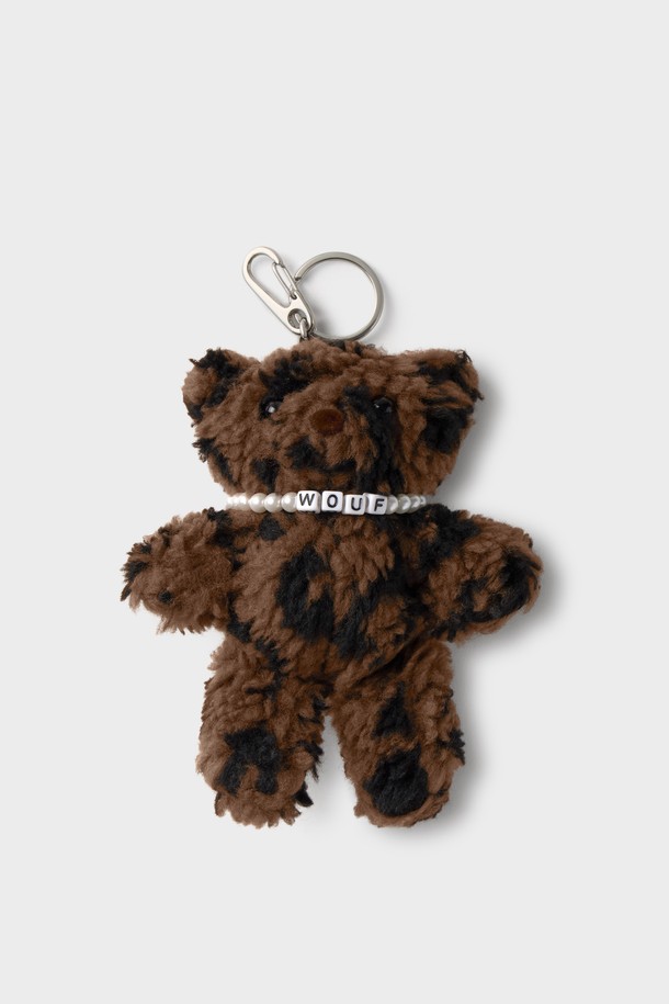 WO 악세서리 시모나베어 참14x9x6은 브라운과 블랙 색상으로 만나볼 수 있는 여성용 미니 가방 참입니다. 곰 디자인의 귀여운 캐릭터 무늬가 특징이며, 재활용 폴리에스터 70%를 사용하여 환경을 생각한 제품입니다. 에코프렌들리 프린팅 잉크를 사용하고, WOUF(워프) 참 컬렉션으로 데이트룩, 쇼핑룩, 카페룩 등 다양한 TPO에 걸맞은 캐주얼, 걸리시, 미니멀 스타일을 연출하기 좋습니다. 클립과 키링 디자인 장식이 돋보이는 장식용 참으로, 가방에 포인트를 더해보세요.
