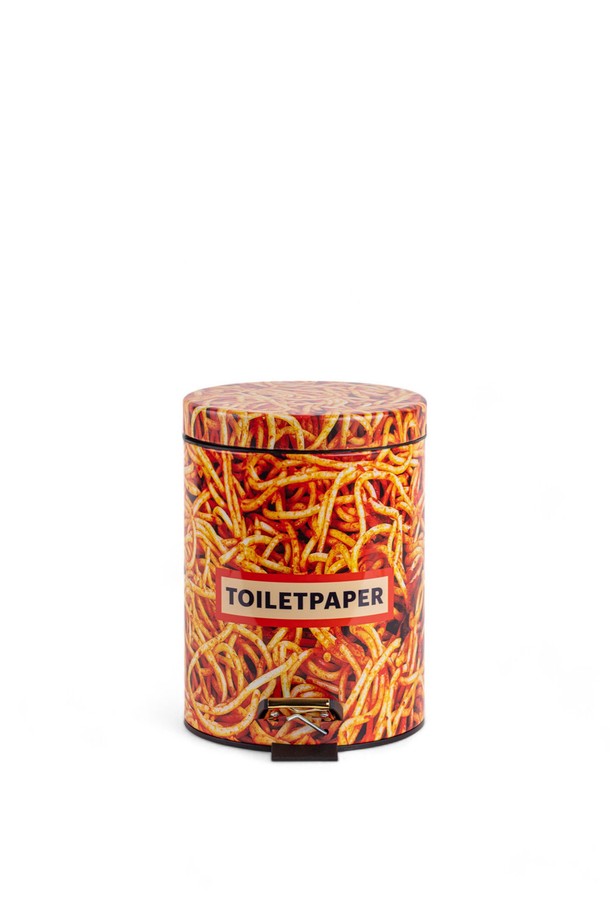 TP홈빈 스파게티 20.5x27.5 5L은 메탈과 플라스틱 소재로 제작된 생활용품입니다. 독특한 스네이크 스파게티 패턴과 아티스틱 프린트 디자인이 특징이며, 27.5 x 20.5 x 20.5 cm 크기로 인테리어 소품으로 활용하기 좋습니다. 예술적인 프린트가 돋보이는 이 제품은 유머와 실험정신을 담아 개성 있는 공간을 연출합니다. 구성품은 1EA입니다.
