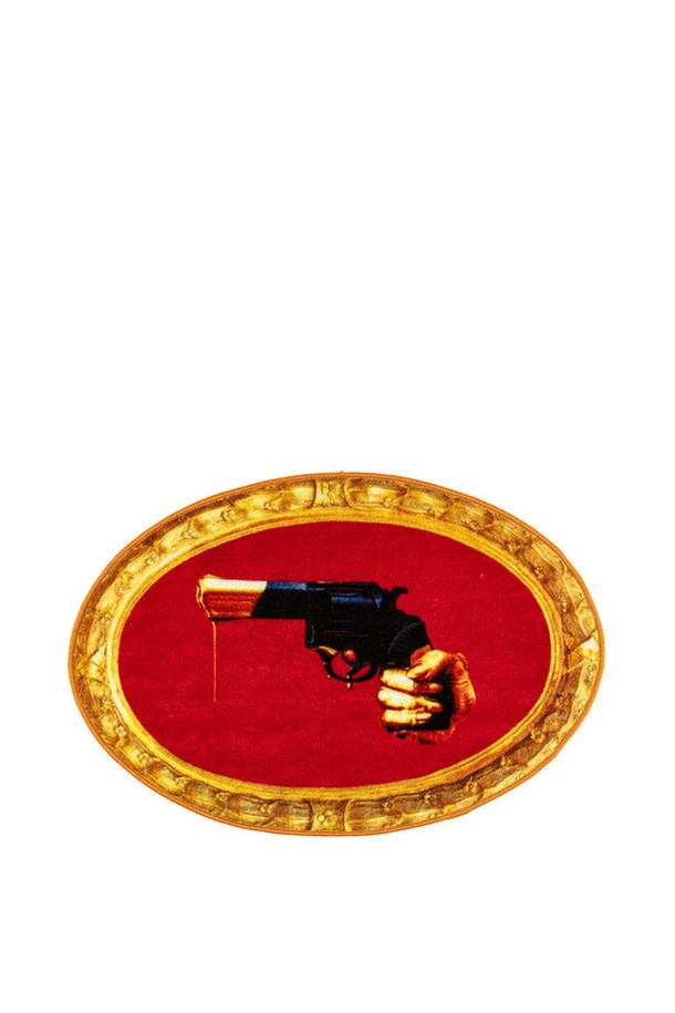 12월 예약 배송되는 'TP 매트 리볼버 60x90' 매트는 아티스틱하고 유니크한 스타일을 추구하는 당신을 위한 제품입니다. 재활용 폴리에스테르 100%와 라텍스 소재를 사용하여 제작되었으며, 핑크, 블랙, 골드 색상으로 만나볼 수 있습니다. 립스틱, 마우스, 바다갈매기, 지구본, 스페이드 등 실험적인 디자인의 프린트가 돋보이는 디자이너 콜라보레이션 제품입니다. 60x90cm 사이즈로 일상생활에 활용하기 좋으며, 프린트 품질은 제품별로 차이가 있을 수 있습니다. 개성 넘치는 공간을 연출하고 싶다면 'TP 매트 리볼버'를 선택하세요.
