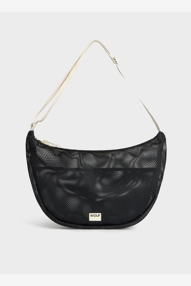 WO(더블유오) 메쉬 오닉스 라지 크로스바디백 45x26x12는 여성용 가방으로, 미니멀하고 캐주얼한 스타일을 연출합니다. 오닉스 컬러의 메쉬 소재, 사각형 디자인으로 제작되었으며, 넉넉한 수납공간과 조절 가능한 숄더 스트랩이 특징입니다. 재생폴리에스터, 유기농 코튼, 실리콘, 나일론 등 친환경 소재를 사용하여 제작되었으며, YKK 지퍼로 안전하게 잠글 수 있습니다. 가방 사이즈는 라지이며, 일상, 여행 등 다양한 용도로 활용 가능하여 여행룩, 휴가룩에 잘 어울립니다. 숄더 스트랩 길이는 110cm이며, 재활용 소재 74%와 유기농 코튼 26%를 함유하고 있습니다.
