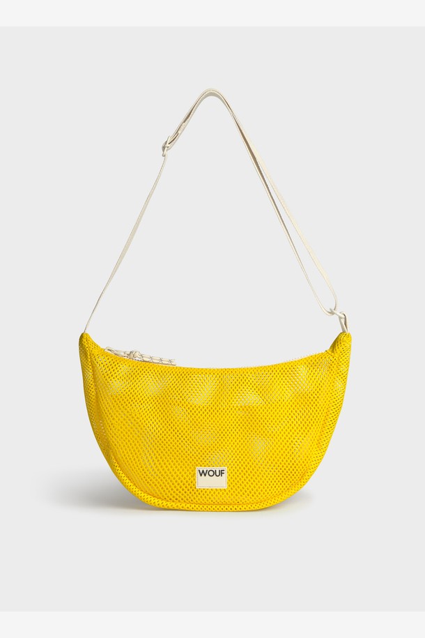 WO 메쉬 레이 크로스바디백은 가볍고 실용적인 여성용 크로스바디백입니다. 32 x 16 x 8cm의 미디엄 사이즈로, 일상생활과 산책, 동네 마실룩에 적합합니다. 메쉬 소재와 미니멀한 디자인이 특징이며, 조절 가능한 110cm 길이의 숄더 스트랩과 YKK 지퍼를 사용하여 편의성을 높였습니다. 재활용 소재를 사용하여 제작되었으며, '메쉬' 컬렉션의 일부로 미니멀하고 캐주얼한 스타일을 연출합니다.
