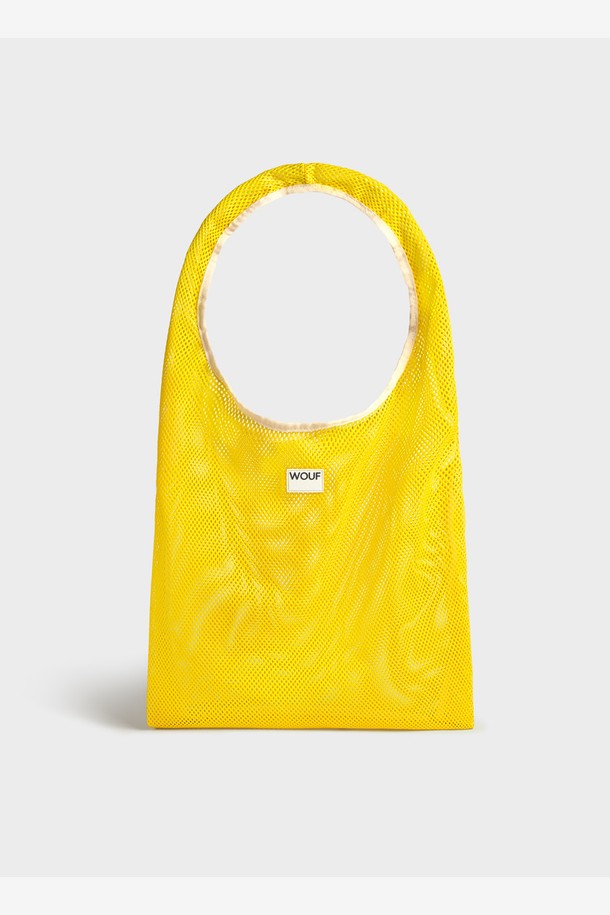 **WO 메쉬 레이 티셔츠백 36x65x2**

미니멀한 디자인이 돋보이는 WO (더블유오) 메쉬 레이 티셔츠백입니다. Ray Blush (레이 블러쉬)와 Onyx (오닉스) 두 가지 색상으로 출시되었으며, 가볍고 튼튼한 폴리에스테르와 면 혼방 소재를 사용하여 데일리 아이템으로 활용하기 좋습니다. 36 x 65 x 2 cm의 미디엄 사이즈 사각 가방으로, 숄더 드롭 길이는 25cm 입니다. 메쉬 디자인이 특징이며, 재활용 소재를 사용해 친환경적입니다. 오픈형으로 편리하게 사용할 수 있으며, OEKO-TEX 인증 잉크를 사용하여 제작되었습니다.
