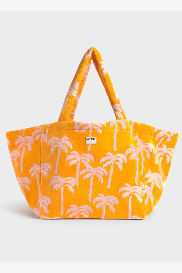WO 테리 테네리페 라지 토트백 33x35x33은 유기농 면 테리 자카드 원단을 사용하여 부드러운 촉감을 선사하는 여성 토트백입니다. 오렌지, 핑크 두 가지 색상으로 제공되며, 야자수 프린트가 시원하고 캐주얼한 스타일을 연출합니다. 넉넉한 수납 공간과 60cm 스트랩으로 실용성을 더했으며, 비치룩이나 일상룩, 휴가룩에 모두 잘 어울립니다. 친환경 생산, OEKO-TEX® 인증 잉크 사용, FSC 인증 패키징으로 지속 가능한 가치를 더했습니다. 가방 모양은 사각형이며, 오픈형으로 편리하게 사용 가능합니다.
