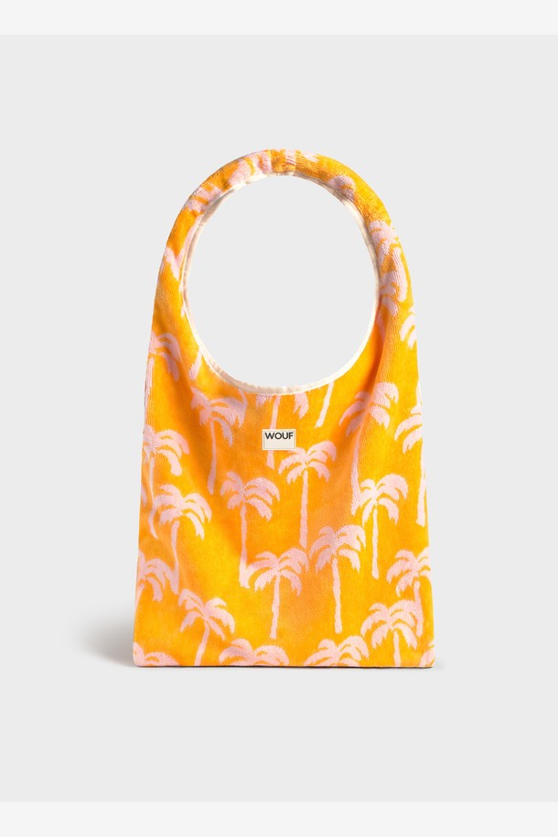 WO 테리 테네리페 토트백은 (36x65x2) 유기농 면 테리 자카드 원단을 사용하여 부드러운 촉감을 선사합니다. 오렌지, 핑크 컬러에 야자수 패턴이 더해져 휴양지룩, 여행룩, 휴가룩에 어울리는 디자인입니다. 숄더 스트랩 길이는 25cm이며, 라지 사이즈로 넉넉한 수납 공간을 제공합니다. GRS 인증 염색 및 마감 공정으로 제작되었으며, 실리콘 라벨 장식으로 포인트를 더했습니다. 오픈형 디자인으로, 해변이나 일상 어디에서든 편안하고 스타일리시하게 사용할 수 있습니다.
