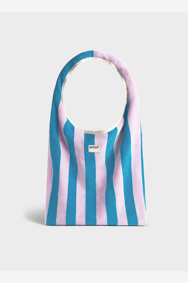 WO 테리 란사로테 티셔츠백 36x65x2는 부드러운 타월 텍스처가 특징인 토트백입니다. 블루와 핑크 색상, 스트라이프 패턴으로 디자인되어 휴가룩과 캐주얼, 미니멀, 리조트 스타일을 연출하기에 좋습니다. 넉넉한 수납 공간을 제공하는 라지 사이즈 가방으로, 유기농 코튼을 26% 함유하고 재활용 소재를 74% 사용하여 친환경적입니다. 실리콘 라벨 장식과 오픈형 잠금 방식으로 편리하게 사용 가능하며, 비치백으로도 활용하기 좋습니다.
