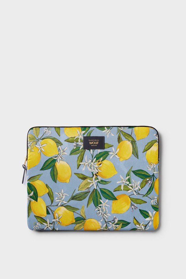 WO 데일리 카프리 랩탑 슬리브 13 & 14는 여성 사용자를 위해 디자인된 노트북 파우치입니다. 13인치, 14인치 노트북에 적합하며, 블루와 옐로우 색상의 플라워 프린트 패턴으로 캐주얼, 미니멀, 클래식 스타일을 연출합니다. 충격 흡수 및 패딩 처리로 노트북을 안전하게 보호하며, 재활용 소재를 사용하여 제작되었습니다. YKK 지퍼와 재활용 가죽 지퍼 풀러를 적용하였고, 양면 패딩으로 랩탑을 보호합니다. 카페, 여행, 집콕룩에 모두 잘 어울립니다.
