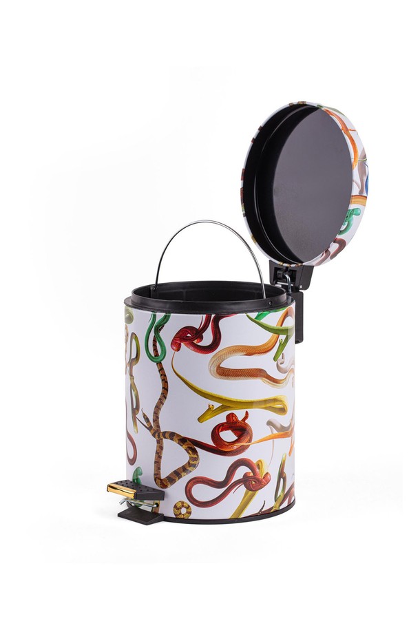 TP홈빈스 스네이크 화이트 20.5x27.5 5L는 독특한 유머와 실험 정신이 돋보이는 디자인의 수납용품입니다. TOILETPAPER 콜렉션의 아artwork 프린트가 돋보이는 아트 스타일의 제품으로, 메탈과 플라스틱 소재로 제작되었습니다. 화이트 및 멀티컬러의 다채로운 색상과 프린트 무늬가 돋보이며, 생활 소품 수납에 용이합니다. 5L 용량으로 실용성을 더했으며, 유니크한 디자인으로 공간에 개성을 더합니다.

