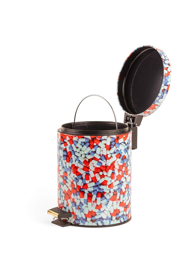 TP홈빈필즈(TPHomebinfields) 20.5x27.5 5L는 TOILETPAPER 콜렉션 프린트 디자인의 수납용품입니다. 메탈과 플라스틱 소재로 제작되었으며, 레드, 블루, 화이트 컬러 옵션을 제공합니다. 마우리치오 카텔란 & 피에로파올로 페라리의 독특한 유머와 실험정신이 담긴 프린트가 특징입니다. 생활 소품 용도로 활용 가능하며, 제작 과정에서 미세한 스크래치, 프린트 번짐, 마감 차이가 있을 수 있습니다. 5L 용량으로 다양한 물건을 수납할 수 있습니다.
