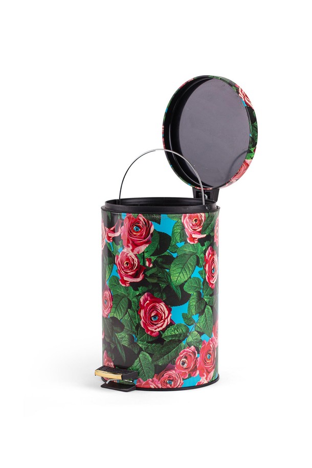 TP홈빈로즈25x39.5 12L는 Toiletpaper 매거진과의 아티스틱 콜라보레이션을 통해 탄생한 장식용 라이프스타일 제품입니다. 금속 소재에 로즈 및 스네이크 패턴의 디자인 프린트가 돋보이며, 인테리어와 수납 용도로 활용 가능합니다. 사이즈는 25x39.5이며, 12L의 용량을 제공합니다. 제조 공정에 따라 프린트 품질 및 마감에 약간의 차이가 있을 수 있으며, 모니터 해상도에 따라 색상이 다르게 보일 수 있습니다.
