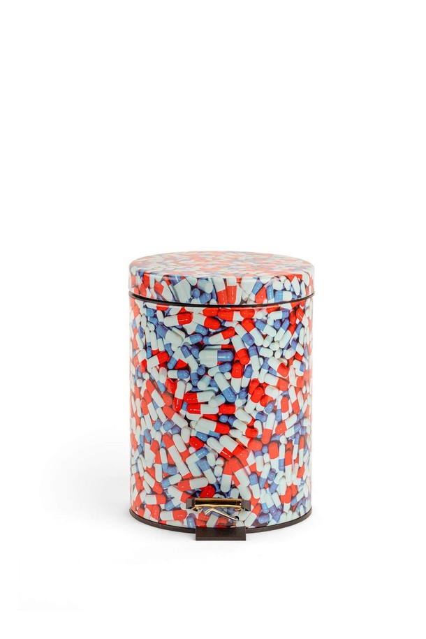 TP홈빈필즈(TPHomebinfields) 20.5x27.5 5L는 TOILETPAPER 콜렉션 프린트 디자인의 수납용품입니다. 메탈과 플라스틱 소재로 제작되었으며, 레드, 블루, 화이트 컬러 옵션을 제공합니다. 마우리치오 카텔란 & 피에로파올로 페라리의 독특한 유머와 실험정신이 담긴 프린트가 특징입니다. 생활 소품 용도로 활용 가능하며, 제작 과정에서 미세한 스크래치, 프린트 번짐, 마감 차이가 있을 수 있습니다. 5L 용량으로 다양한 물건을 수납할 수 있습니다.
