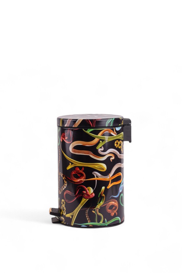 TP홈빈스네이크25x39.5 12L는 TOILETPAPER 컬렉션의 아티스틱한 수납/정리용품입니다. 12L 용량에 25x39.5cm 크기로, 유니크한 뱀, 장미, 프린트 패턴이 돋보입니다. Metal 소재로 제작되었으며, 모던하고 예술적인 디자인이 인테리어 소품으로도 활용 가능합니다. 일상용품과 예술의 결합을 통해 수납과 동시에 공간에 개성을 더해 보세요. 멀티컬러 디자인으로 다양한 공간에 잘 어울립니다.
