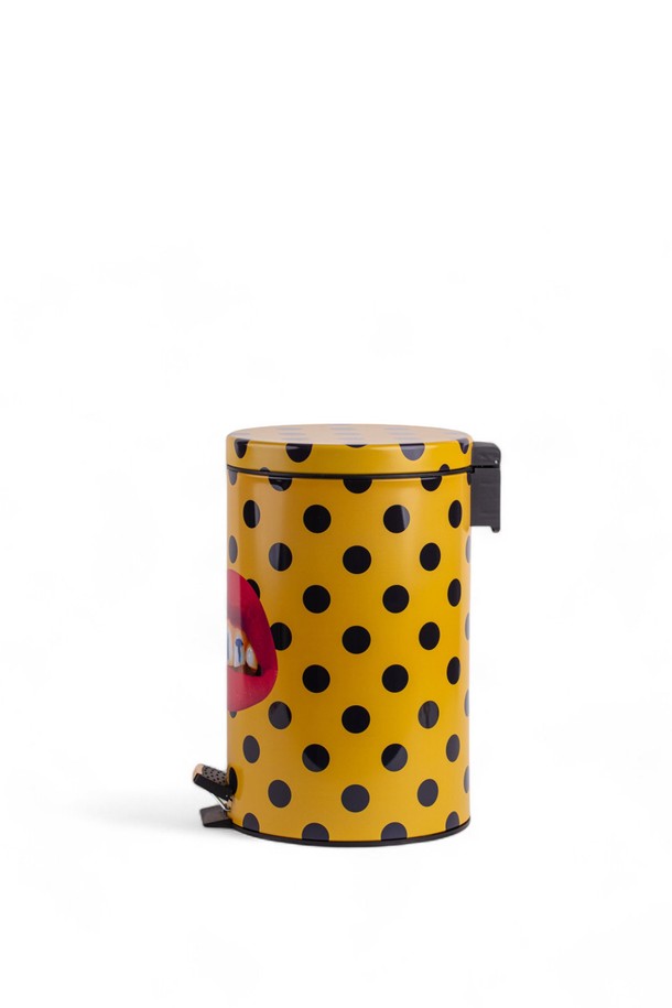 TP홈빈쉬트25x39.5 12L 입니다. 스네이크 무늬의 프린트 디자인이 돋보이는 인테리어/장식용 제품입니다. 로즈 컬러의 금속 소재로 제작되었습니다. 모니터 해상도에 따라 제품 외관이 다르게 보일 수 있으며, 제조 과정에서 미세 스크래치나 프린트 번짐이 있을 수 있습니다.
