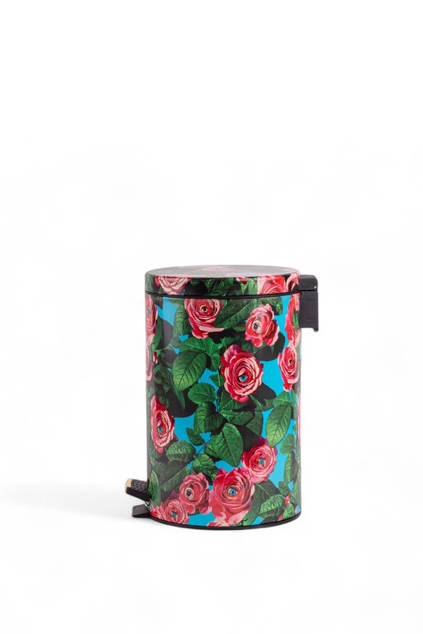 TP홈빈로즈25x39.5 12L는 Toiletpaper 매거진과의 아티스틱 콜라보레이션을 통해 탄생한 장식용 라이프스타일 제품입니다. 금속 소재에 로즈 및 스네이크 패턴의 디자인 프린트가 돋보이며, 인테리어와 수납 용도로 활용 가능합니다. 사이즈는 25x39.5이며, 12L의 용량을 제공합니다. 제조 공정에 따라 프린트 품질 및 마감에 약간의 차이가 있을 수 있으며, 모니터 해상도에 따라 색상이 다르게 보일 수 있습니다.
