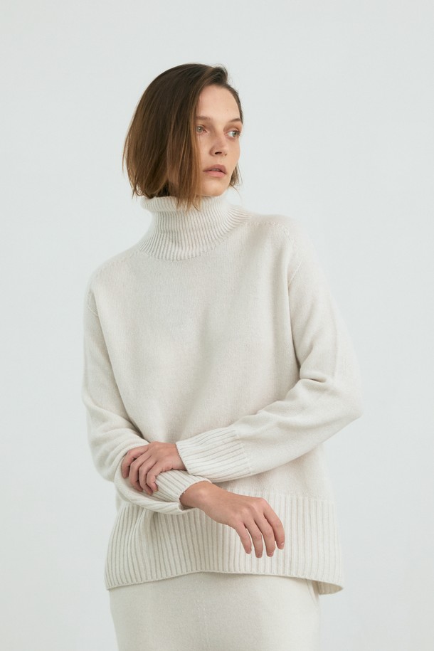 LEHEE - 스웨터 - NEW 시그니쳐 turtle neck - italy cashmere 100% (ivory)