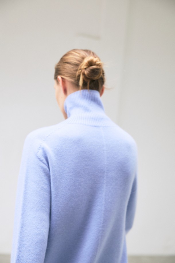 LEHEE - 스웨터 - NEW 시그니쳐 turtle neck - italy cashmere 100% (blue)