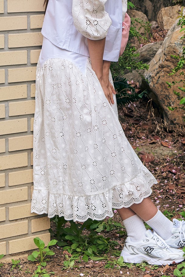 MARGARIN FINGERS - 롱스커트 - [23MID CAPSULE] EYELET CORSET SKIRT (WHITE)