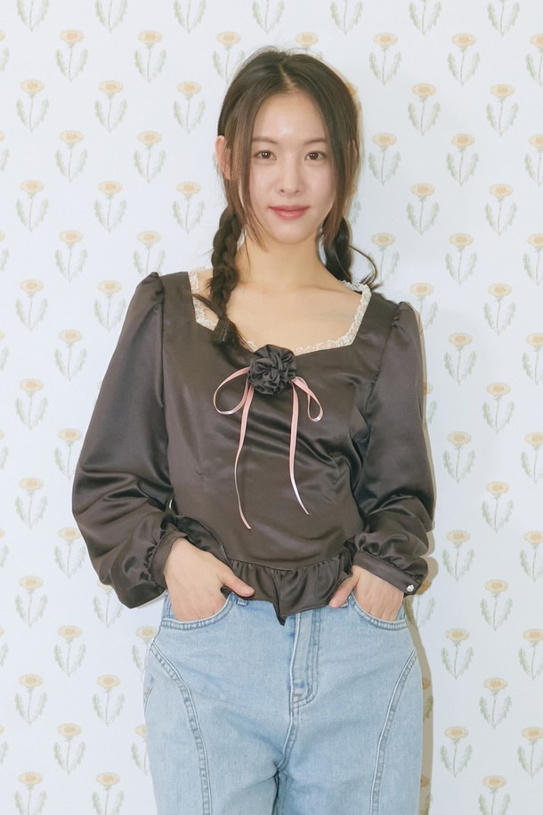 MARGARIN FINGERS - 블라우스 - [23FW] CORSAGE SATIN BLOUSE (DARK BROWN)