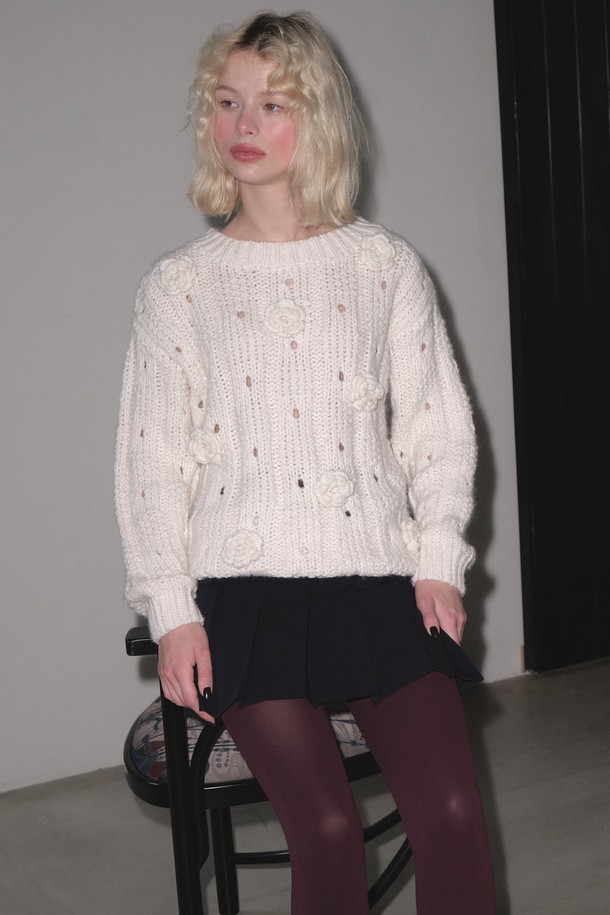 MARGARIN FINGERS - 스웨터 - [24WINTER] HANDMADE CORSAGE KNIT (CREAM)