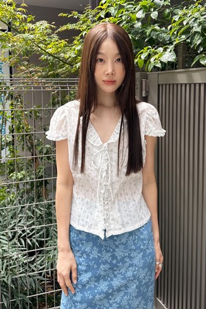 [24MID CAPSULE] FLORAL FRILL BLOUSE (LIGHT BLUE)