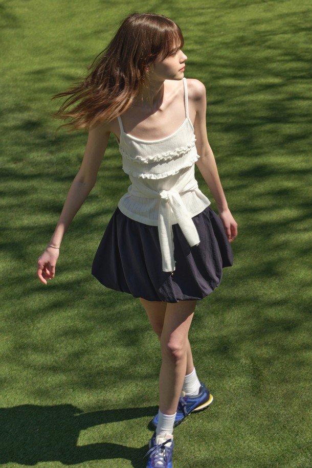 [25MID CAPSULE] OBLIQUE BALLOON SKIRT는 네이비 색상의 여성용 벌룬 미니스커트입니다. 면과 폴리에스테르 혼방 소재로 제작되었으며, 허리 밴딩과 실버볼 포인트 디테일이 돋보입니다. 봄, 여름 시즌에 캐주얼하게 착용하기 좋고, 부분 안감 처리되어 있으며 부드러운 촉감을 자랑합니다.
