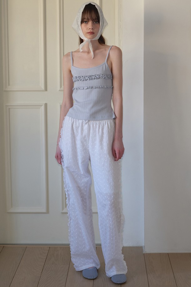 [25MID CAPSULE]의 아일렛 프릴 팬츠는 부드러운 면 소재의 화이트 색상 긴바지로, 봄, 여름 시즌에 어울리는 페미닌하고 캐주얼한 무드를 선사합니다. 사이드 프릴 디테일과 뒷 포켓, 라벨 포인트가 특징이며, 무릎 위 안감 처리로 착용감을 높였습니다. 밴딩 허리와 레귤러핏으로 편안함을 더했으며, 아일렛 패턴이 돋보이는 디자인입니다.
