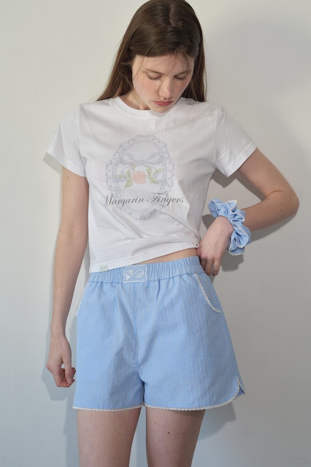 [25MID CAPSULE] STRIPED LACE SHORTS는 라이트 블루 색상의 여성용 레이스 쇼츠입니다. 면과 폴리에스테르 혼방 소재로 제작되었으며, 스트라이프 패턴과 포켓 입구 및 밑단의 레이스 디테일이 특징입니다. 전체 밴딩, 하프 라이닝, 부드러운 촉감, 신축성 있는 레귤러핏의 여름용 캐주얼 쇼츠로 일상에서 편안하게 착용 가능하며 레이스 라벨로 포인트를 더했습니다.
