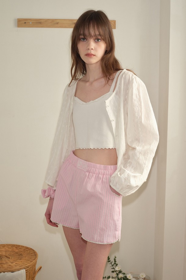 [25MID CAPSULE] 스트라이프 레이스 숏츠는 핑크 색상의 여성용 반바지입니다. 면과 폴리에스테르 혼방 소재로 제작되었으며, 스트라이프 패턴과 레이스 디테일이 특징입니다. 전체 밴딩과 레귤러 핏으로 편안하게 착용 가능하며, 포켓과 밑단에 레이스 디테일, 레이스 라벨 포인트가 더해진 캐주얼한 여름 숏팬츠입니다.
