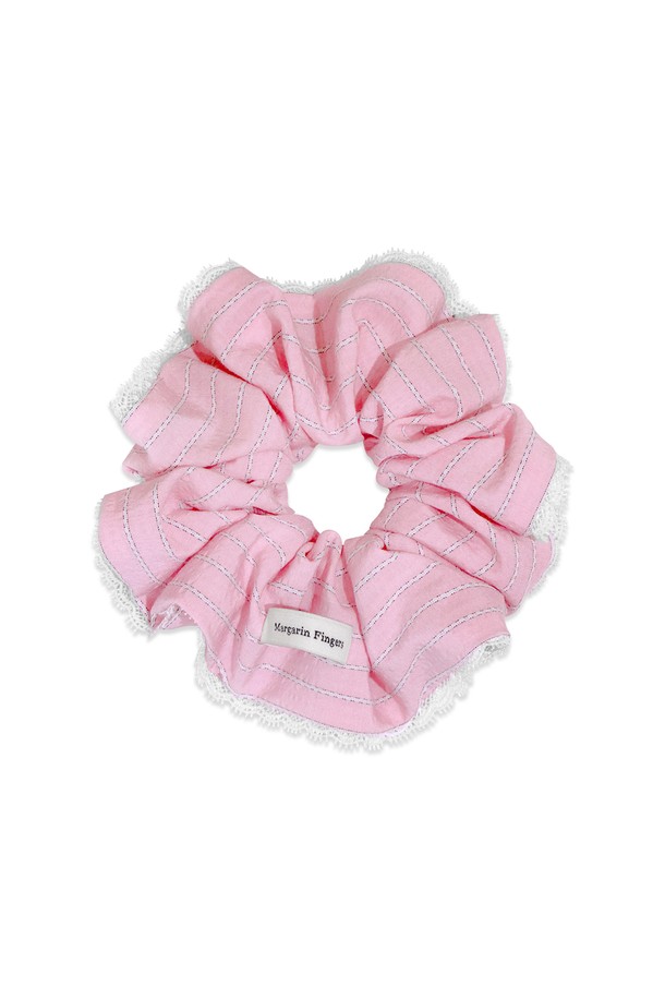 핑크색 스트라이프 패턴과 레이스 트리밍 디테일이 돋보이는 [25MID CAPSULE] STRIPED LACE SCRUNCH입니다. 면과 폴리에스테르 혼방 소재로 제작되었으며, 스크런치(머리끈) 타입으로 일상에서 편안하게 사용할 수 있습니다. 13cm x 13cm 사이즈에 로고 라벨 장식이 더해진 여성용 헤어 액세서리입니다.
