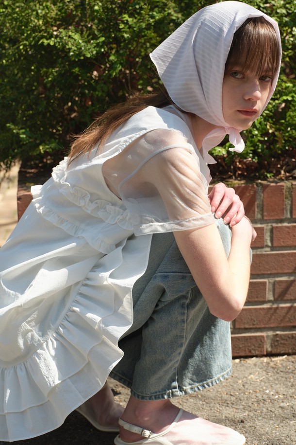 [25MID CAPSULE] LILLY STRIPED BONNET (PINK)는 핑크 색상의 스트라이프 패턴이 돋보이는 여성용 보넷입니다. 얇은 두께의 폴리에스테르, 레이온, 면 혼방 소재로 제작되었으며, 레이스와 라벨 장식이 더해진 삼각형 디자인이 특징입니다. 2025 미드 캡슐 컬렉션 제품으로, 일상에서 다양한 스타일링을 연출할 수 있습니다.
