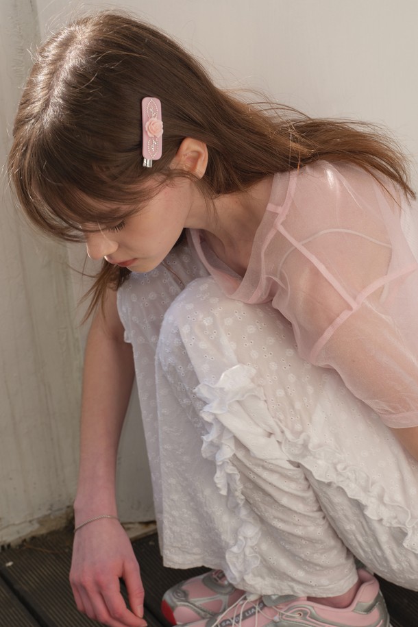 [25MID CAPSULE] ROSE 핫픽스 헤어핀은 라이트 핑크 색상의 여성용 액세서리입니다. 7cm x 1.2cm 크기의 아크릴, 니켈 소재 클립형 헤어핀으로, 로즈 모티프와 핫픽스 장식, 로고 인그레이빙 디테일이 돋보입니다. 플라워 패턴이 특징이며, 오간자 파우치가 함께 제공되는 수공예 제품입니다.
