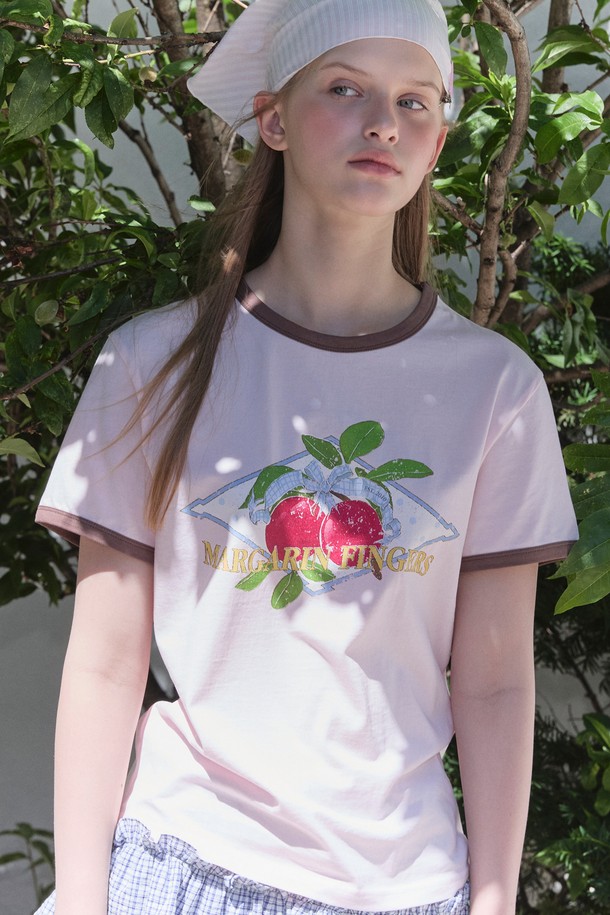 [25SUMMER] PLUM RINGER T-SHIRT (PINK)는 20수 면 원단으로 제작되어 부드러운 촉감을 선사하며, 캐주얼한 스타일의 여성용 반소매 티셔츠입니다. 핑크 컬러에 라운드넥 디자인으로, DTP 프린팅 기법의 프린트 무늬가 돋보이며, 레귤러 핏으로 일상에서 편안하게 착용하기 좋습니다. 신축성이 약간 있으며, 비침이 살짝 있는 것이 특징입니다.
