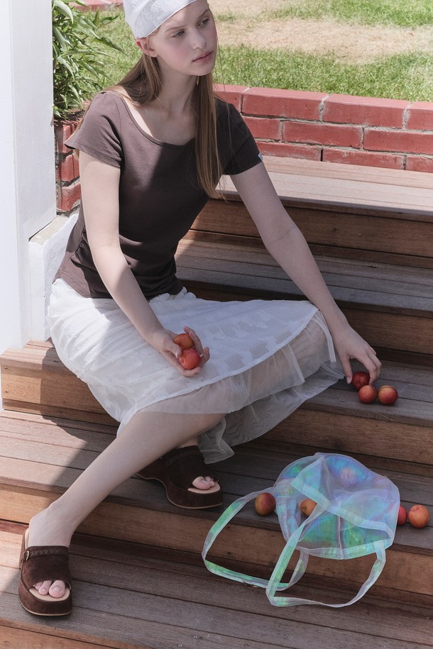 [25SUMMER] BOAT SHIRRING T-SHIRT (BROWN)는 부드러운 면 소재로 제작되어 편안한 착용감을 선사하는 여성 반소매 티셔츠입니다. 슬림핏에 허리 셔링 디테일이 더해져 페미닌한 실루엣을 연출하며, 보트넥 디자인과 레이어드 스타일로 포인트를 더했습니다. 은은하게 비치는 얇은 두께감과 신축성 있는 소재로 시원하고 활동적인 여름 스타일을 완성합니다.
