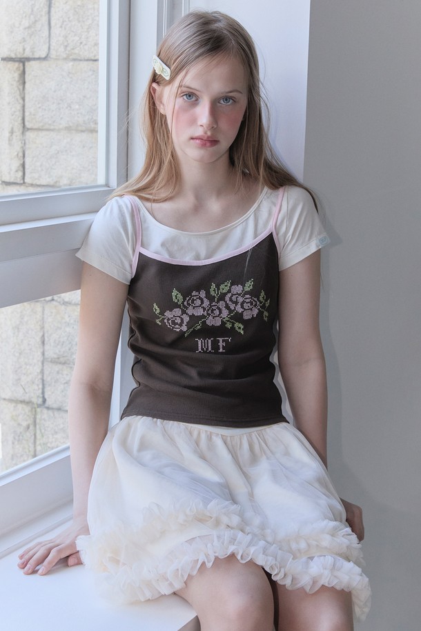 [25SUMMER] BOAT SHIRRING T-SHIRT (CREAM)는 부드러운 면 소재로 제작되어 가볍고 편안한 착용감을 선사하는 여성 티셔츠입니다. 슬림 핏에 허리 셔링 디테일이 더해져 여성스러운 실루엣을 강조하며, 소매 포인트 디테일과 보트넥 디자인으로 세련된 포인트를 더했습니다. 얇은 두께감과 신축성 있는 소재로 여름철 레이어드 스타일링에 적합하며, 크림 컬러의 무지 디자인으로 다양한 룩에 활용할 수 있습니다.
