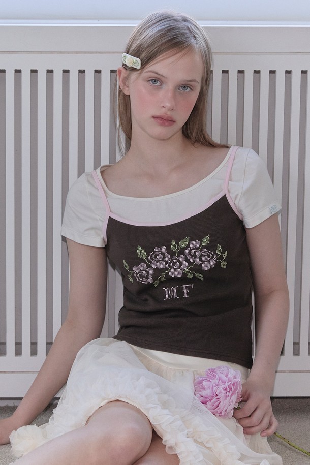 [25SUMMER] ROSE EMBROIDERY TANK TOP (BROWN)은 부드러운 면과 스판덱스 혼방 소재의 여성용 크롭 탱크탑입니다. 브라운 컬러 바탕에 페미닌한 무드의 플라워 자수 패턴이 돋보이며, 립 소재와 핑크 배색 디테일이 포인트입니다. 스퀘어넥과 민소매 디자인, 레귤러핏으로 시원하고 편안한 여름 스타일을 연출해 보세요.
