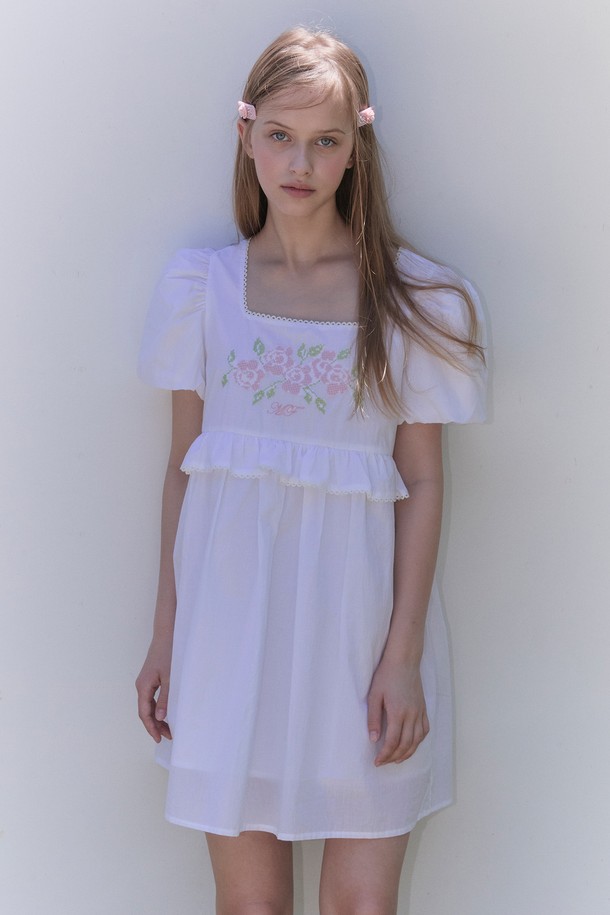 [25SUMMER] ROSE BABYDOLL ONE PIECE (WHITE)는 로맨틱하고 우아한 분위기를 자아내는 여성용 베이비돌 원피스입니다. 부드러운 면과 폴리에스테르 혼방 소재로 제작되어 편안한 착용감을 선사하며, 스위트하트넥과 풍선 소매, 스캘럽 레이스 디테일이 여성스러운 실루엣을 완성합니다. 릴랙스핏에 전체 안감 처리로 편안하게 착용할 수 있으며, 로즈 자수와 레이스 패턴이 화이트 컬러와 어우러져 사랑스러운 매력을 더합니다.
