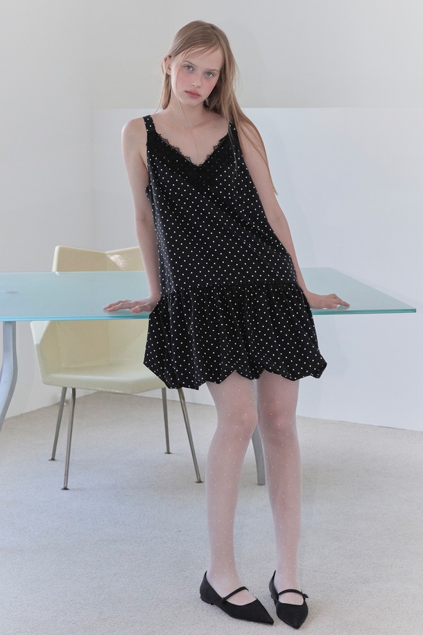 [25SUMMER] DOT BALLOON ONE PIECE (BLACK)는 페미닌하면서도 캐주얼한 무드를 연출하는 여성용 도트 벌룬 원피스입니다. 부드러운 촉감의 실키한 폴리에스테르 소재로 제작되었으며, 얇은 두께감과 민소매 디자인으로 시원하게 착용할 수 있습니다. 브이넥 라인과 레이스 디테일이 여성스러움을 더하며, 단독 또는 레이어드하여 다양한 스타일을 연출할 수 있습니다.
