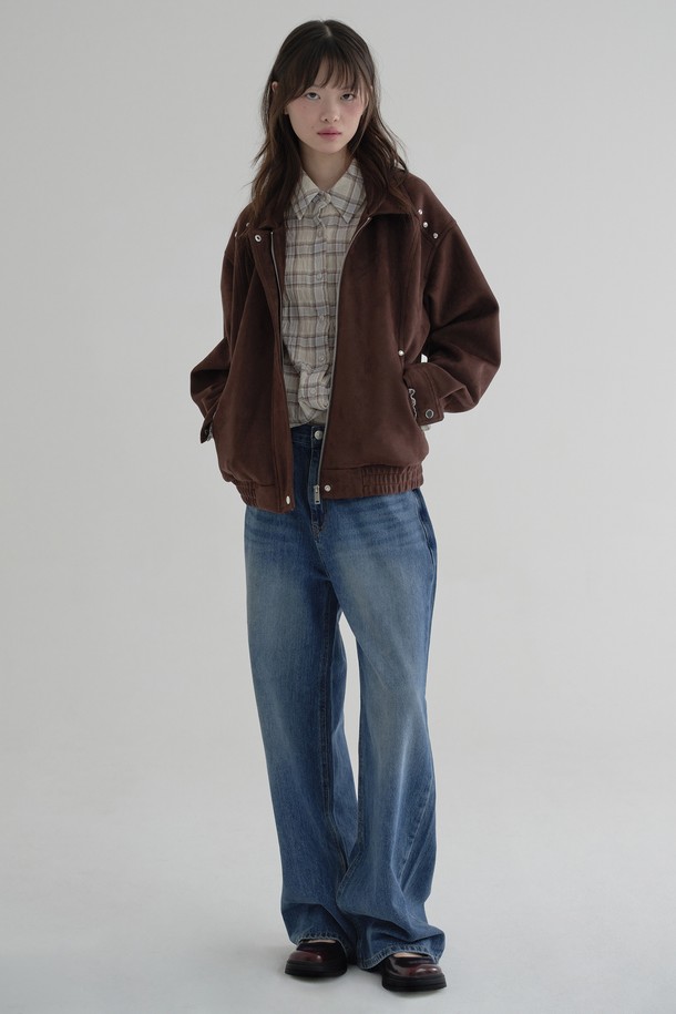 [25FW] 리벳 스웨이드 재킷 (브라운)은 부드러운 촉감의 폴리에스테르 소재로 제작되어 가을, 겨울 시즌에 착용하기 좋은 여성용 자켓입니다. 캐주얼, 클래식, 미니멀 스타일을 아우르는 디자인으로, 일상과 쇼핑룩에 TPO를 맞춰 활용할 수 있습니다. 중간 두께감의 레귤러 기장으로, 오버핏 실루엣을 연출하며, 지퍼 여밈 방식입니다. 숄더 라인 리벳 장식과 로고 인그레이빙 디테일이 돋보이며, 안감이 있어 편안하게 착용할 수 있습니다.
